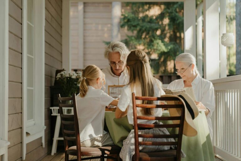 Eine Familie, die am Tisch sitzt
